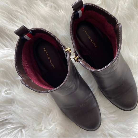 Tommy Hilfiger women’s brown mixed media ankle booties
Size 8 - Picture 7 of 8